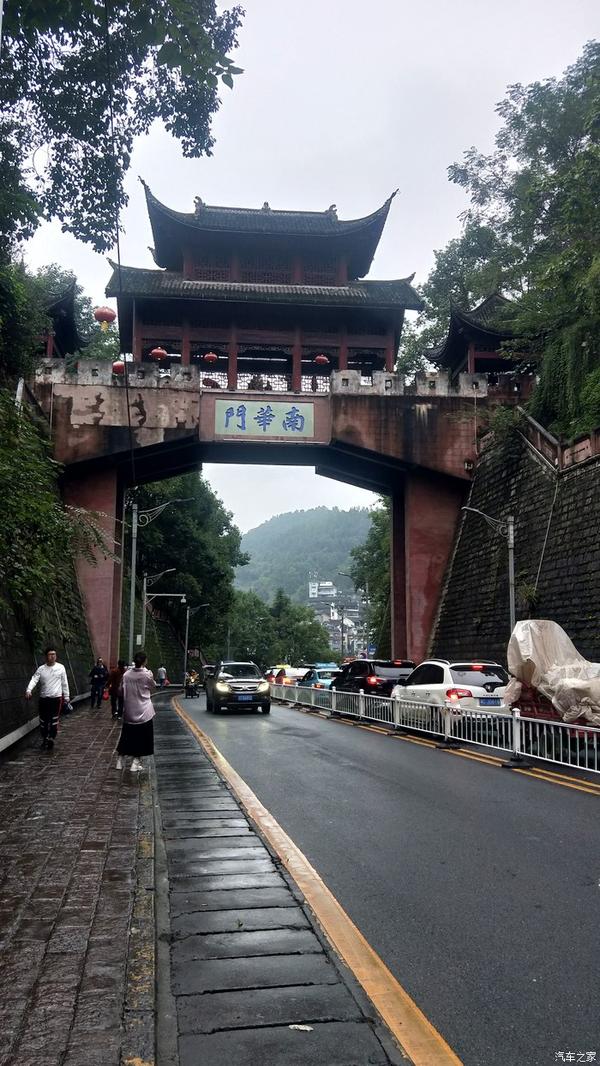 凤凰古城经典的南华门,很高大,人和车在下面非常的渺小,真正做到一夫