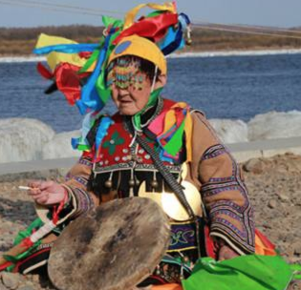 古代北方的萨满文化色彩面具与服饰的艺术价值