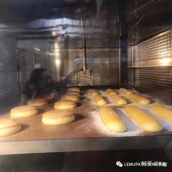 烘烤过程中的泡芙面糊