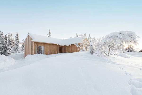 雪地主题设计挪威山顶上狭窄的克维特菲尔小屋