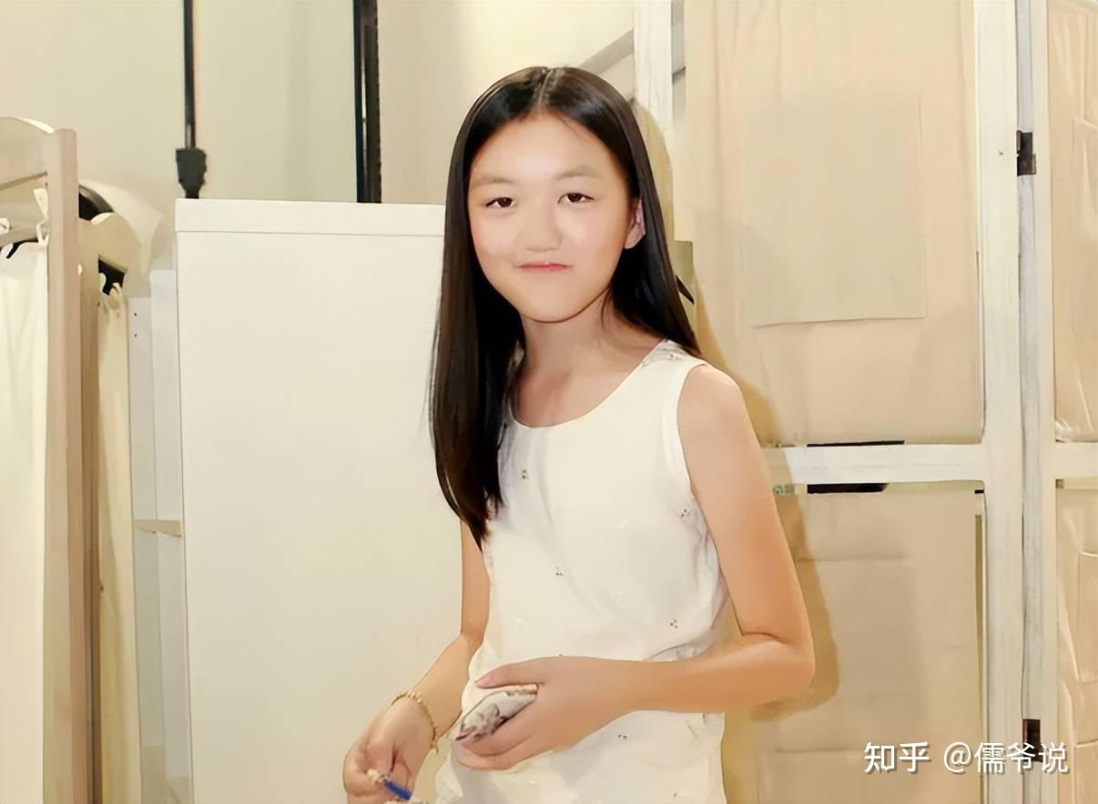 李亚鹏再婚后15岁的李嫣开始叛逆晒完泳衣照后再秀大尺度照片