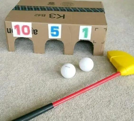 家庭版高尔夫 材料:纸箱1个,剪刀,球(乒乓球就可以),棍子(可以自制)