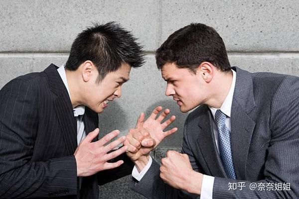 职场被人背后"捅刀子"怎么办?低情商直接硬刚,高情商巧应对