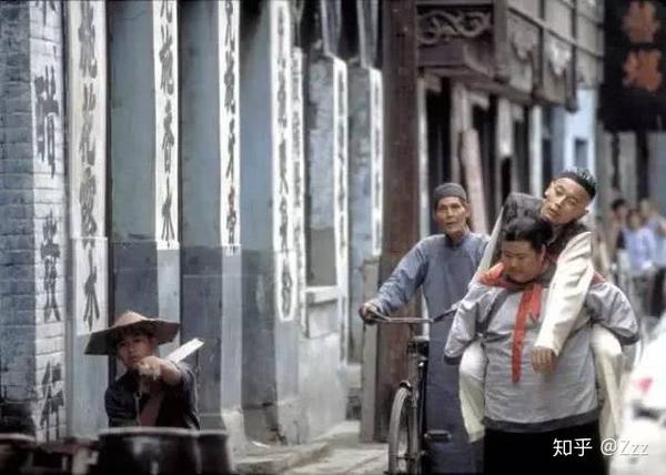 民国时期,福贵是地主家的傻儿子,福贵并不是真的傻,只是比较坑爹,白天