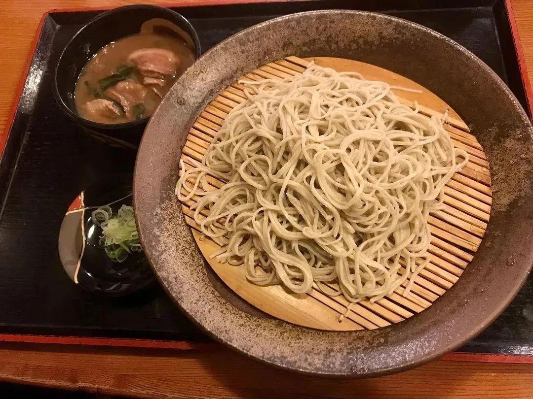 而在日本,荞麦面也是不可或缺的料理之一,虽然没有日式拉面那般名声大