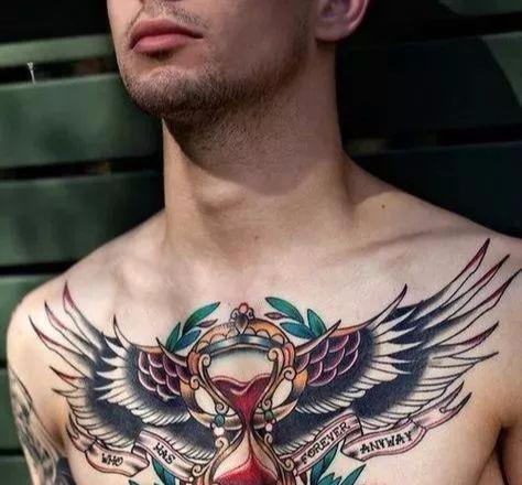 纹身的图案能够很好地展现 结实的肌肉加上性感的纹身图案 简直就是