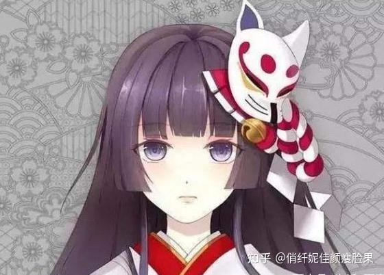 直到把两侧刘海都撩到耳后,八字刘海遮额头,像左图那样上窄下宽的脸部