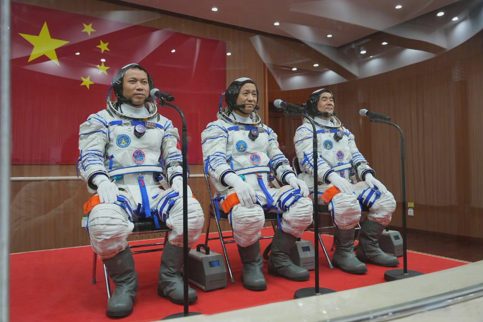 神舟十二号飞船发射成功,聂海胜等三名航天员奔赴中国