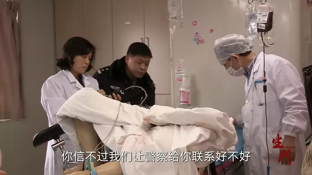 它用生猛的镜头语言,直面生命诞生的现场,透过无数孕妇生产,展现生死