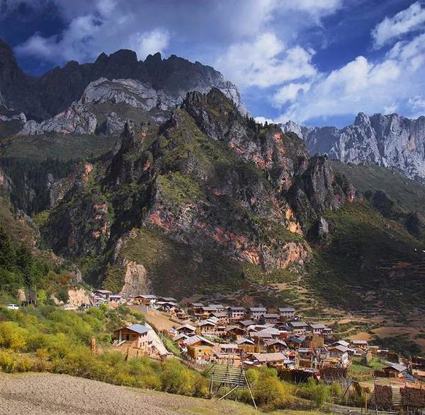 扎尕那山,海拔3970米,位于益哇乡的最上部,图/中国国家地理