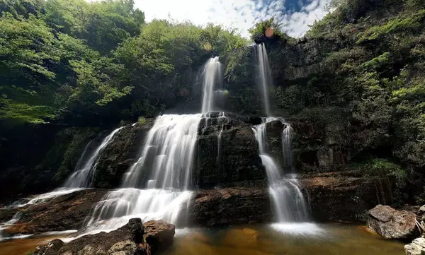 其中一场打戏外景在都匀螺蛳壳山的瀑布拍摄 ,螺蛳壳山因为形状像一