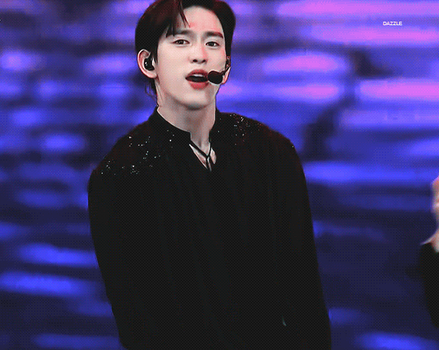 韩国男爱豆有哪些帅气的名场面?