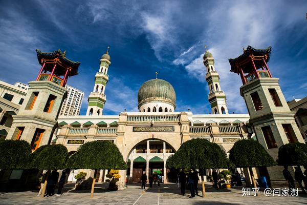 这个清真大寺的建筑本身就非常宏伟,给人一种气势磅礴的感觉.