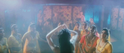 她们修炼成人后,来到人间,准备过凡人的生活. 妹妹青蛇,调皮直率.