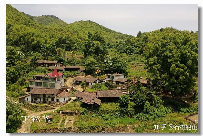 余源村,坐落于铅山县葛仙山镇境内,该村民居沿着峡谷而建,从空中看去