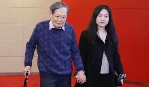 82岁的杨振宁和28岁翁帆登记结婚一时间翁帆被无数声音质疑和谩骂