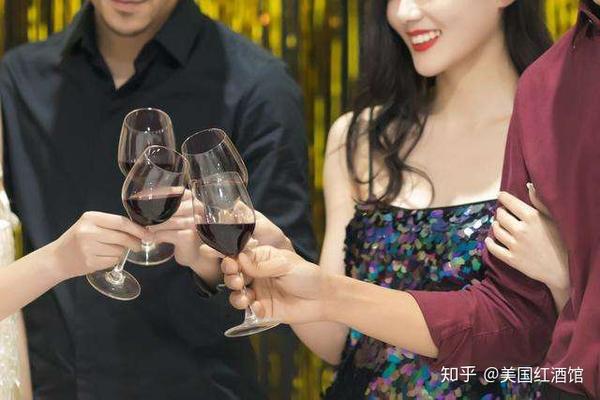 3,为什么碰杯要比别人低一点,而且用最"鼓"的地方碰?