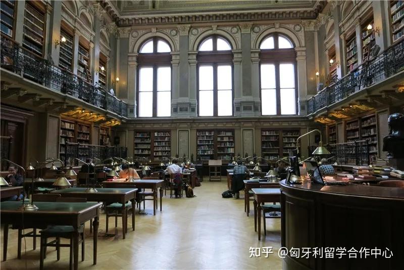 大学艺术团,béla bartók 合唱团,大学管弦乐团和民间舞蹈团为 elte