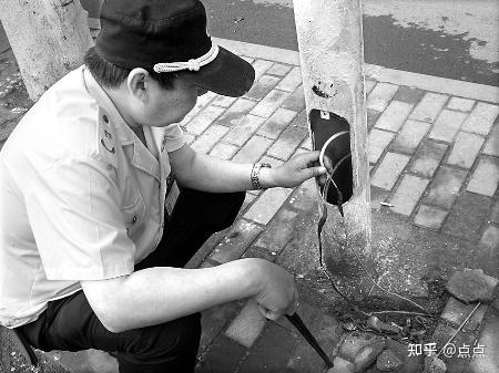 路灯设施漏电分为 "灯杆带电" 和 " 电缆漏电", 这两类现象产生的场景