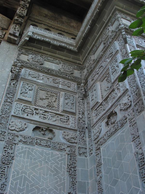 徽州砖雕用徽州盛产质地坚细的青砖雕刻而成,广泛用于徽派风格的门楼