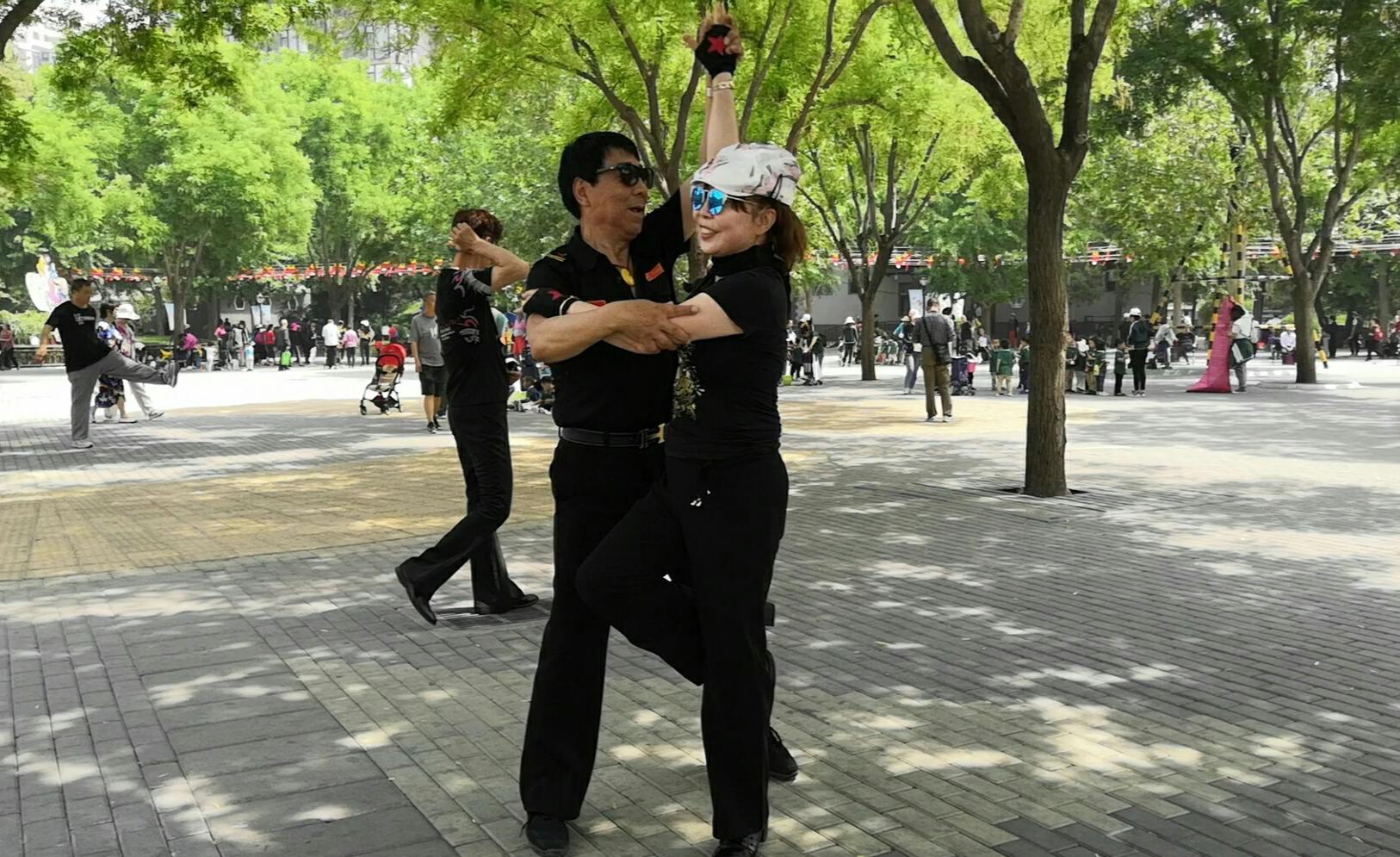 北门水兵舞《今天是你的生日》歌好听,戈芳老师舞步优美好看