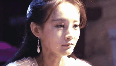 见到脸毁容后的麻木和恐惧(左眼眶里眶满泪水自然溢出,右眼也闪着