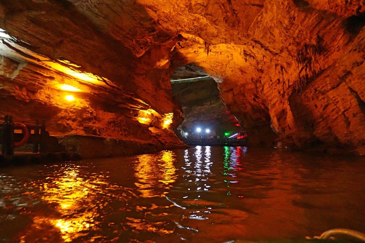 黄龙洞位于湖南省张家界市核心景区武陵源风景名胜区内,是中国最美