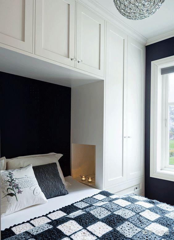 尤其是卧室床头的高柜,可以在靠近床的位置增加一些 开放式收纳设计.