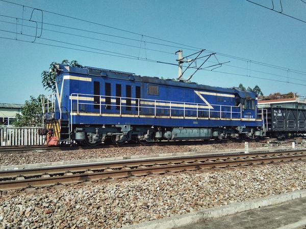 df12-0191号机车出站