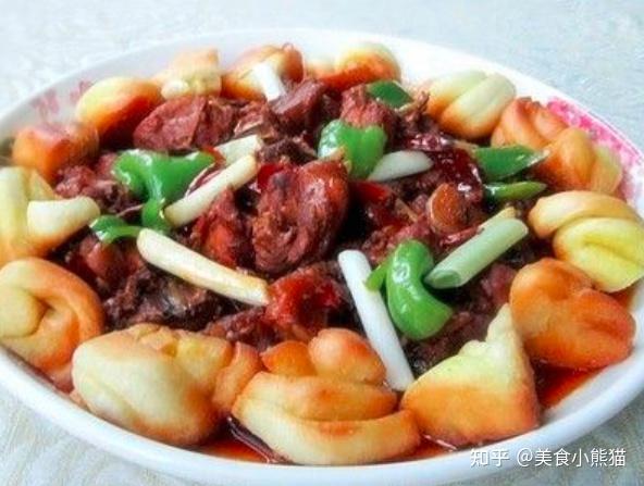 新疆特色菜土鸡焖花卷,一大盘的鸡肉鲜嫩香味浓郁,回味无穷!