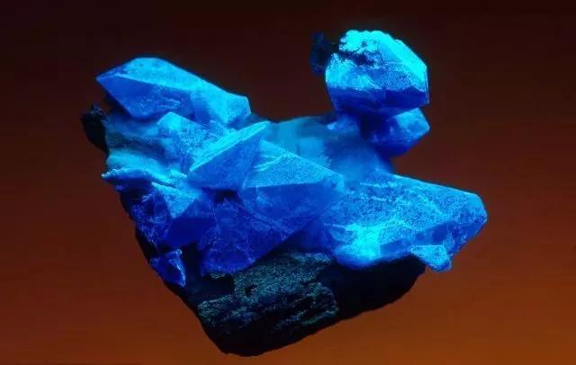 地球上最稀有的宝石级矿物之一蓝锥矿