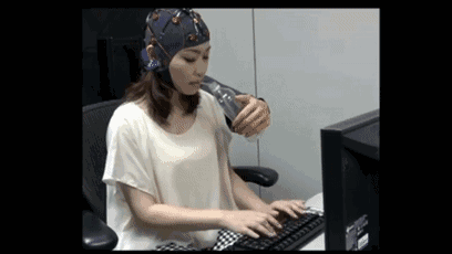 日本研发脑电波控制机械手人人能瞬间拥有第三只手