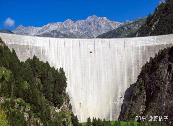 2. 阿尔卑斯山水坝(a huge dam)