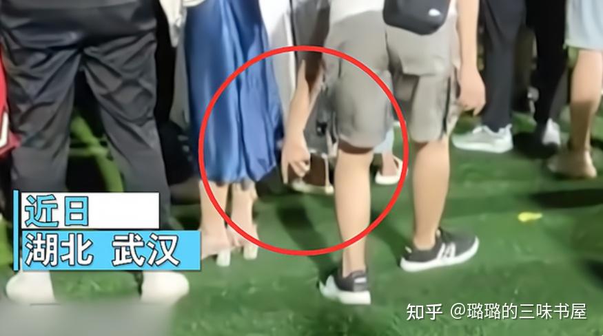 偷拍女生裙底遭抓拍开学报到第一天即被劝退网友大呼真解气