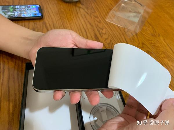 苹果12的包装盒与以往的系列相差较大,包装盒厚度几乎压缩了一半.