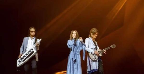 昨晚(11月8日),「飞儿乐队」在《嗨唱转起来》演唱经典曲目《lydia》