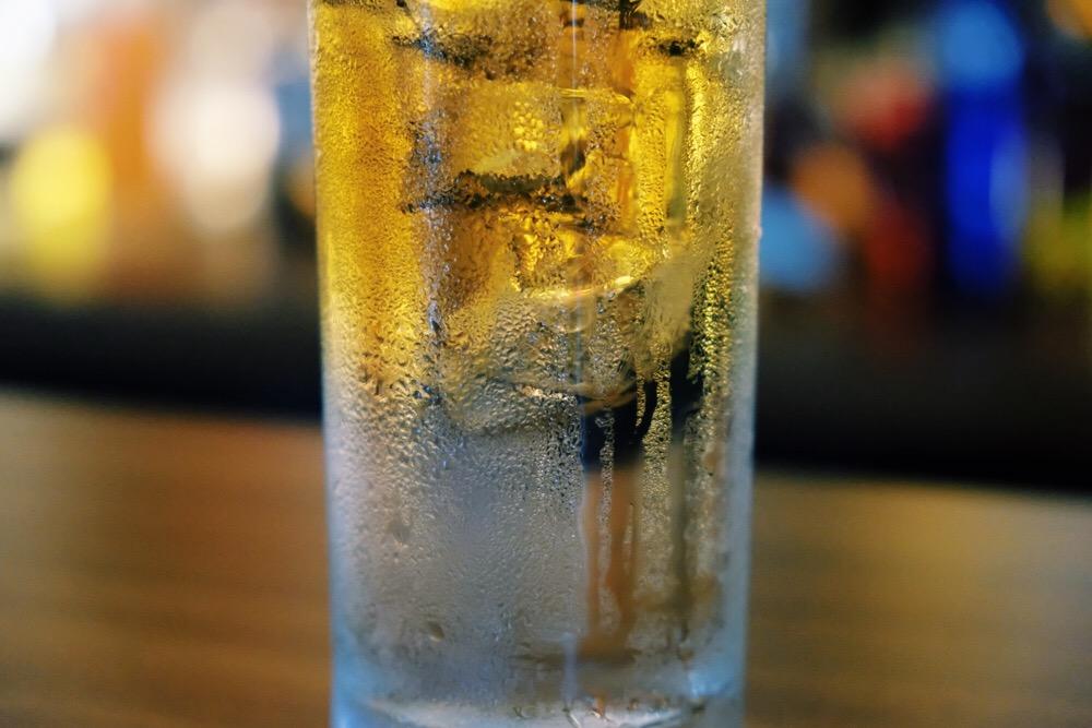 鸡尾酒悬浮威士忌