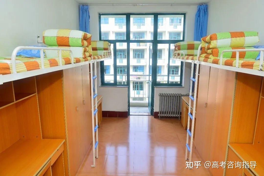 烟台南山学院吃住怎么样