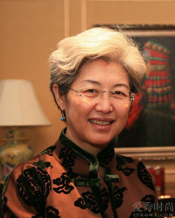 这套选择了传统中式盘扣搭配绿松石耳环,傅莹本身是少数民族人,绿松石
