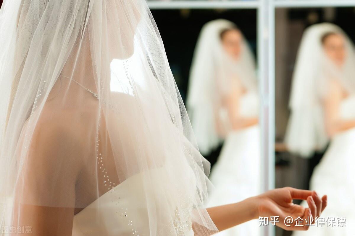 网曝重庆女子怒剪婚纱店十余套婚纱婚纱店告知一套婚纱几千几万你想