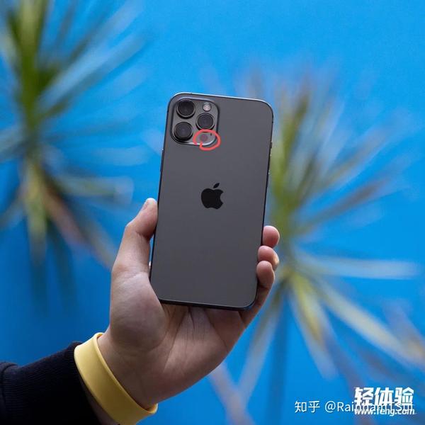 iphone12pro后背摄像头有个黑点是什么用的