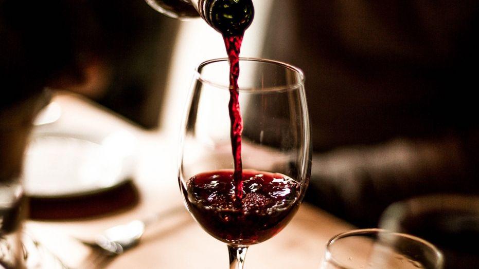 如果葡萄酒存放不当变质,人喝了会不会造成食物中毒?