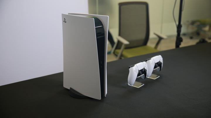 ps5横着的观感:横着摆放时,因为两侧不是水平的,会和