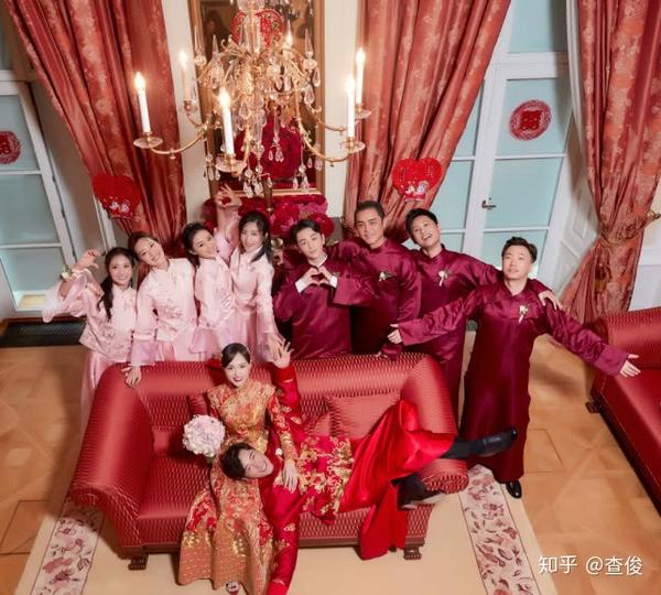 唐嫣罗晋和伴娘伴郎团合影,穿着中式礼物的他俩也显得幸福无比