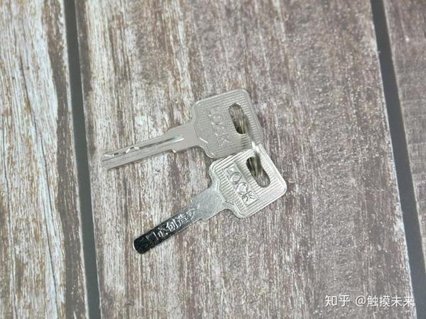 易锁宝智能蓝牙u型锁的初次使用,需要通过钥匙开锁一次才行,钥匙的