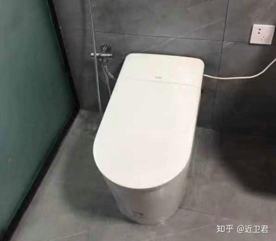 壁挂式马桶:水电阶段需要预埋水箱,否则无法壁挂.