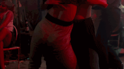 十分大胆,非常火辣,极其奔放.