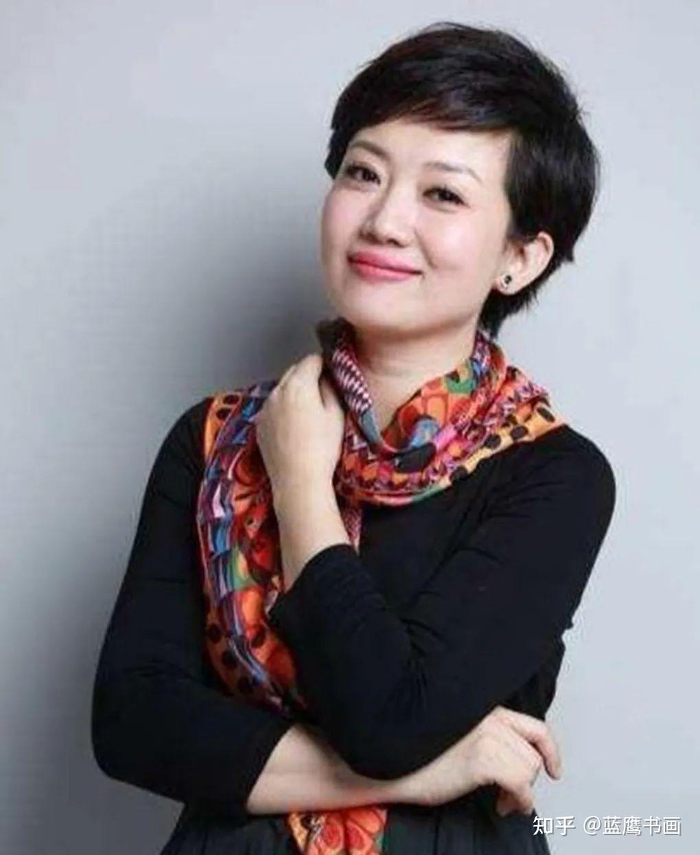 在之后的时间里面,王端端也如愿考入了传媒大学,与专业主持人的要求更