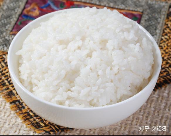一般,咱们经常吃的小碗米饭,一碗是150克,也就是230大卡左右.