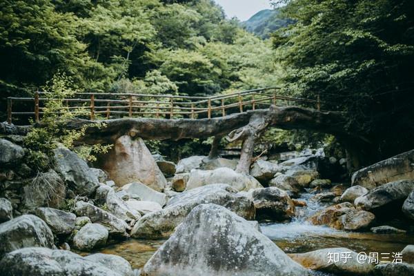 天堂寨白马大峡谷在云霞下有着秀美的缱绻